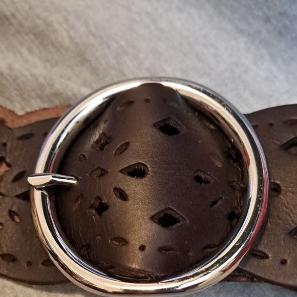 Elegant Brown Leather Belt with Silver Buckle - Picture 3 of 5